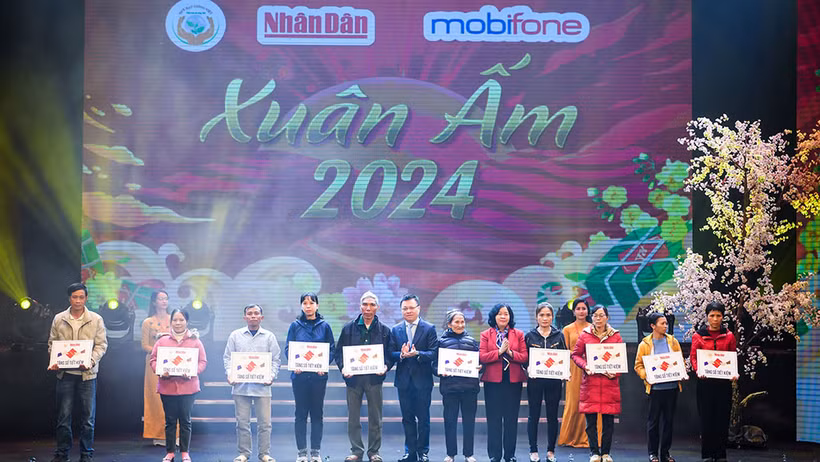 Đồng chí Bùi Thị Minh Hoài và đồng chí Lê Quốc Minh trao sổ tiết kiệm cho đại diện các gia đình.