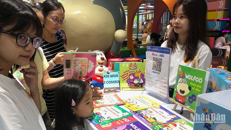 Đông đảo phụ huynh và bạn nhỏ quan tâm đến bộ sách ngay khi vừa phát hành.