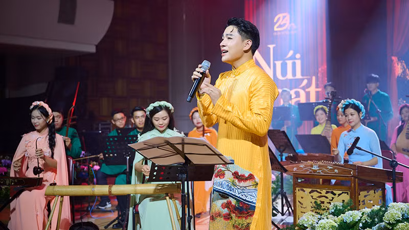 Trần Tùng Anh trong buổi ra mắt album. (Ảnh: VŨ TOÀN)