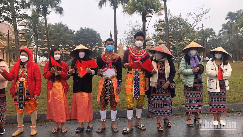 Đồng bào các dân tộc tại Làng đón khách trong Ngày hội "Sắc xuân trên mọi miền Tổ quốc" năm 2022.