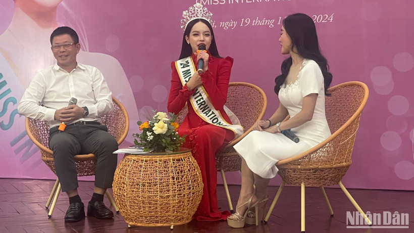 Tổng Biên tập Báo Tiền Phong Phùng Công Sưởng, Hoa hậu Thanh Thủy và Tổng Giám đốc Sen Vàng Phạm Kim Dung tại buổi giao lưu.
