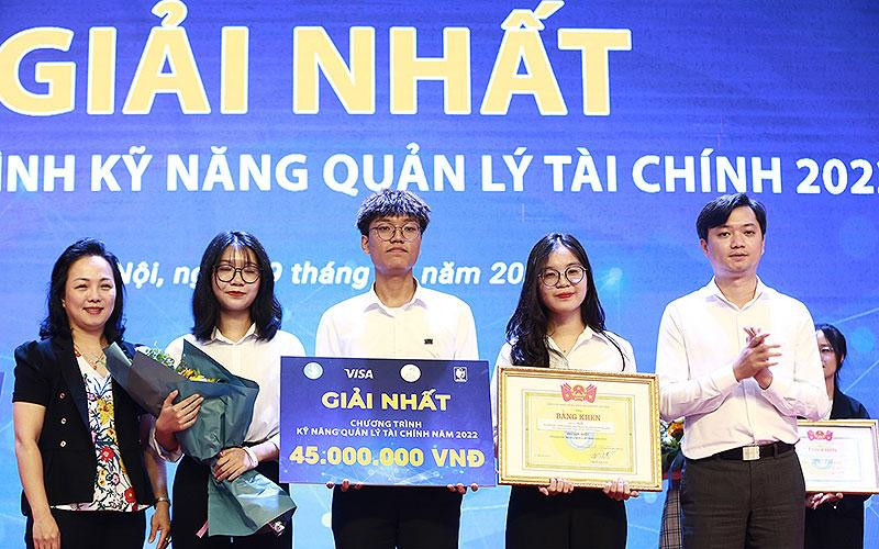 Bí thư Trung ương Đoàn Thanh niên Cộng sản Hồ Chí Minh, Chủ tịch Hội Sinh viên Việt Nam Nguyễn Minh Triết (ngoài cùng bên phải), trao giải nhất tặng các thành viên Đội tuyển H2L.