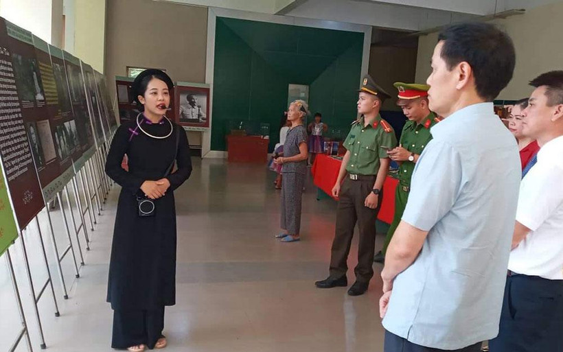 Các đại biểu tham quan triển lãm.