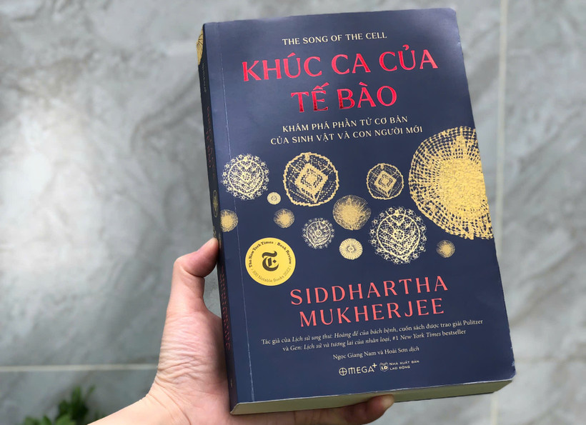Cuốn “Khúc ca của tế bào” của tác giả Siddhartha Mukherjee. (Ảnh: Omega Plus)