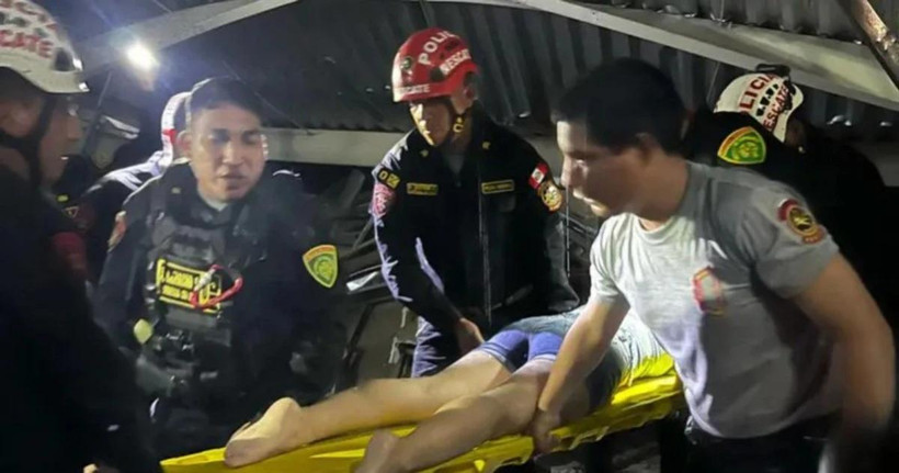 Cứu hộ tại hiện trường vụ tai nạn sập mái khu ẩm thực trong trung tâm mua sắm ở Trujillo (Peru). (Ảnh: AFP/Al Arabiya)
