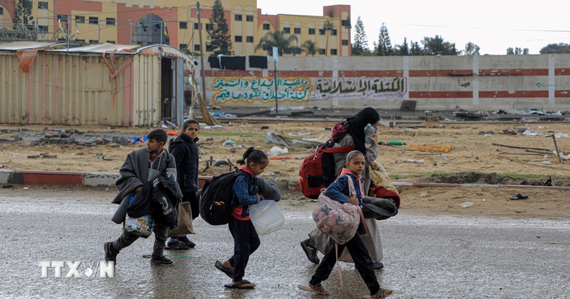 Người dân sơ tán khỏi thành phố Khan Younis, Dải Gaza. (Ảnh: THX/TTXVN)