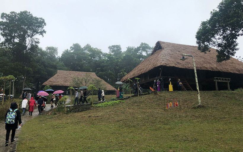 Du khách tham quan làng Mường tại Làng Văn hóa Du lịch các dân tộc Việt Nam.