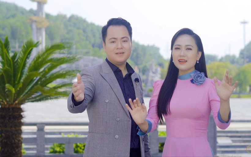 Nghệ sĩ Thanh Phong và nghệ sĩ Phương Thanh trong MV. (Ảnh từ MV)
