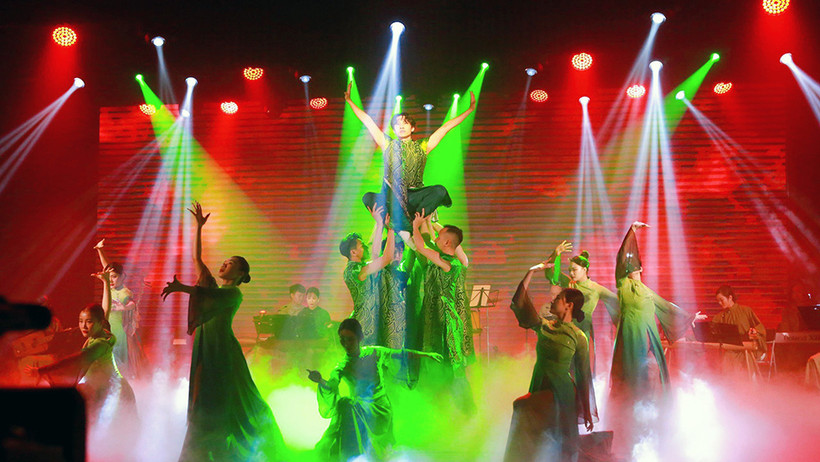 Các tiết mục kết hợp công nghệ, ánh sáng với nghệ thuật truyền thống. (Ảnh: Ban tổ chức)