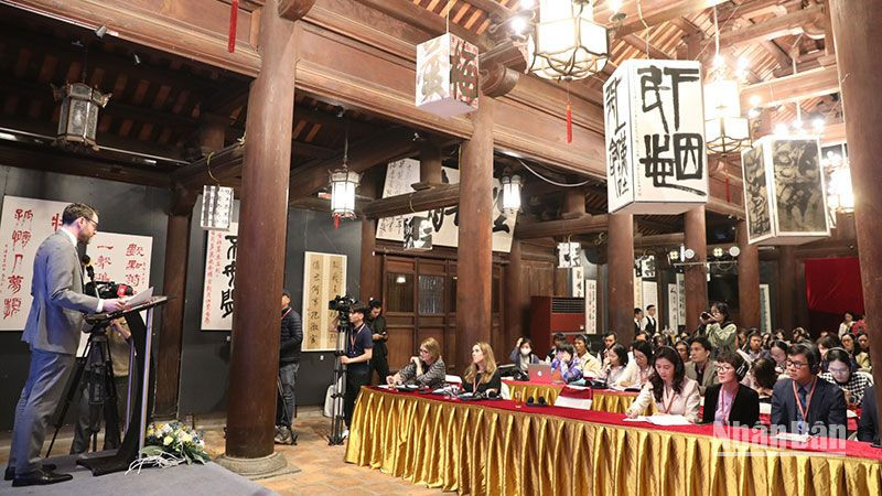 Hội thảo diễn ra tại không gian cổ kính của Khu di tích Văn Miếu - Quốc Tử Giám. (Ảnh: KHIẾU MINH)