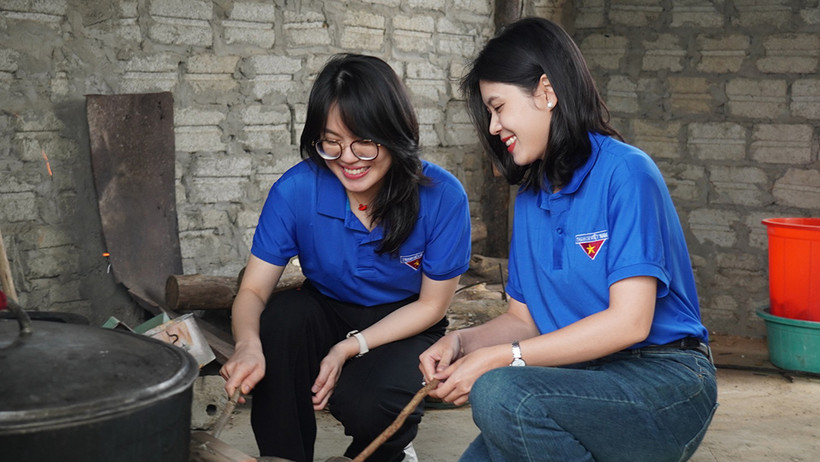 Các đoàn viên chuẩn bị bữa cơm đặc biệt trên ngôi trường vùng cao. (Ảnh: NXB Kim Đồng)