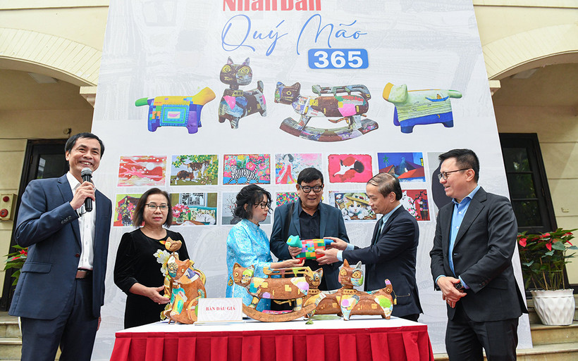 Các tác phẩm Mèo tại triển lãm được đấu giá dành tiền hỗ trợ trẻ em nghèo. (Ảnh: THÀNH ĐẠT)