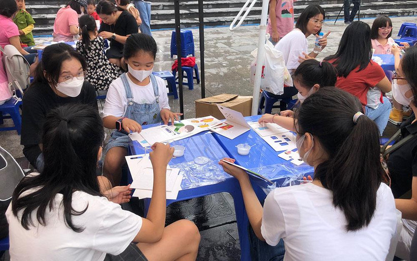 Các bạn nhỏ say sưa với việc tự mình tạo ra những trang sách chuyển động.