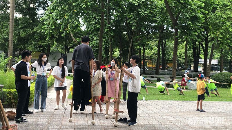 Du khách vui chơi, tham quan tại Bảo tàng Dân tộc học Việt Nam.