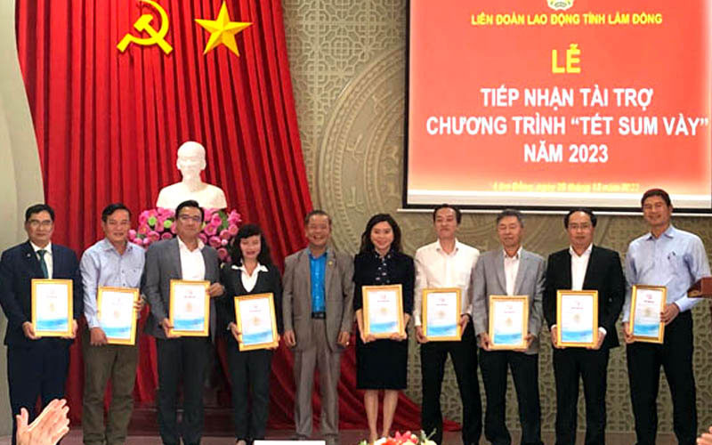 Chủ tịch Liên đoàn Lao động tỉnh Lâm Đồng Hoàng Liên trao thư cảm ơn các nhà tài trợ chương trình “Tết sum vầy”.