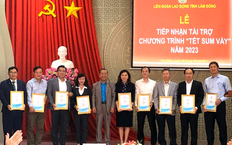 Chủ tịch Liên đoàn Lao động tỉnh Lâm Đồng Hoàng Liên trao thư cảm ơn các nhà tài trợ chương trình “Tết sum vầy”.