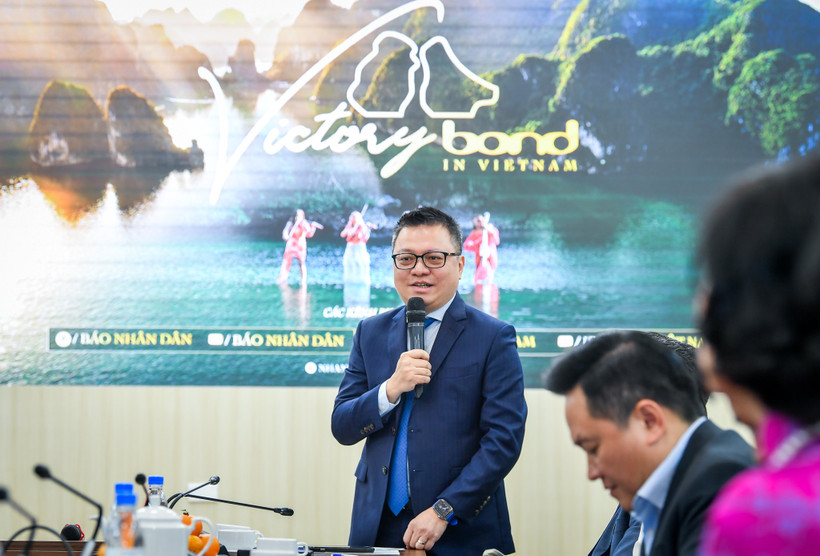 Tổng Biên tập Báo Nhân Dân Lê Quốc Minh giới thiệu về MV "Victory - Bond in Vietnam" trong lễ ra mắt. (Ảnh: THÀNH ĐẠT)