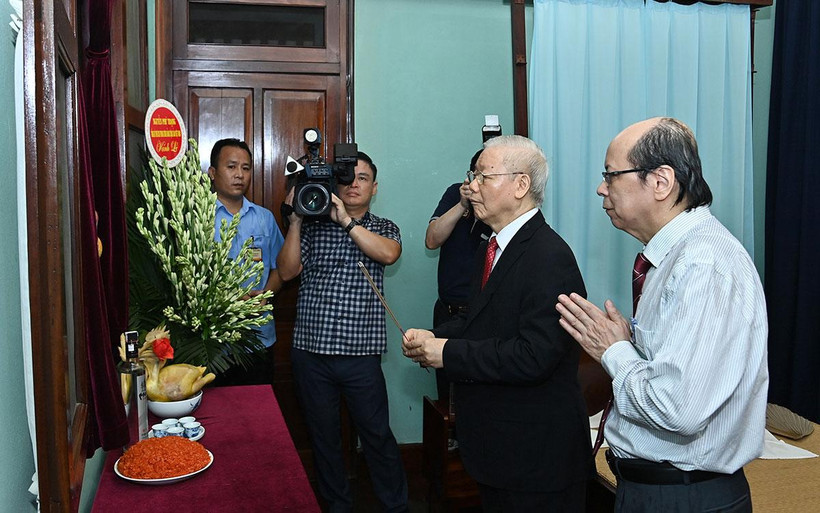 Tổng Bí thư Nguyễn Phú Trọng dâng hương, tưởng niệm Chủ tịch Hồ Chí Minh. 
