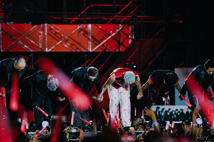 Các nghệ sĩ cúi chào cảm ơn khán giả trong đêm concert "Anh trai vượt ngàn chông gai" tại Thành phố Hồ Chí Minh. (Ảnh: FP chương trình)