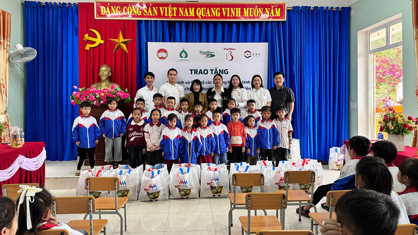 Chương trình tặng quà cho học sinh tại tỉnh Quảng Bình. (Ảnh: C asean)