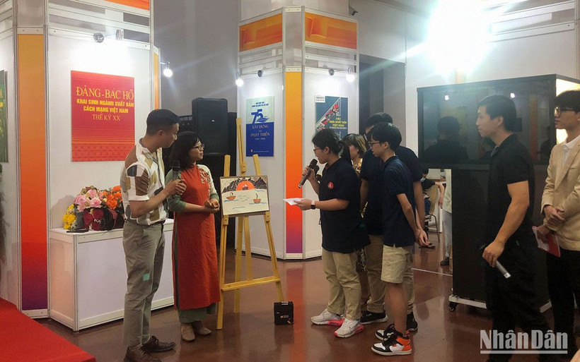 Các em học sinh tham gia trò chơi trong khuôn khổ Ngày Sách và Văn hóa đọc tại Thư viện Quốc gia.