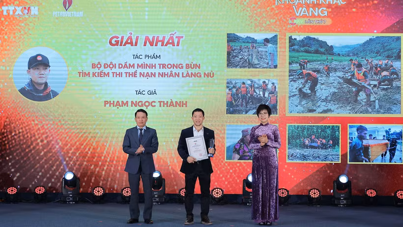 Tác giả Phạm Ngọc Thành nhận giải nhất hạng mục ảnh bộ. (Ảnh: Ban tổ chức)