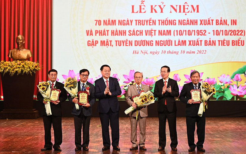 Đồng chí Võ Văn Thưởng và đồng chí Nguyễn Trọng Nghĩa trao biểu trưng vinh danh cho các cán bộ lão thành, có nhiều thành tích, cống hiến cho ngành xuất bản, in và phát hành sách Việt Nam. (Ảnh: Ban tổ chức)