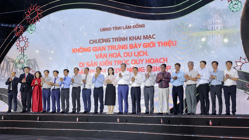 Các đại biểu tại lễ khai mạc Không gian trưng bày văn hóa du lịch Lâm Đồng tại Hà Nội. (Ảnh: Ban tổ chức)