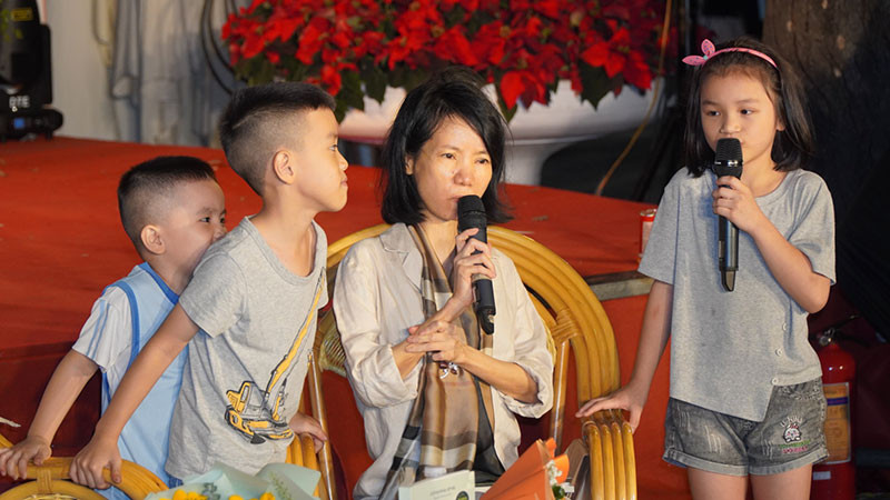 Dịch giả Bích Lan giao lưu cùng bạn đọc nhỏ tuổi. (Ảnh: NAM HUY)