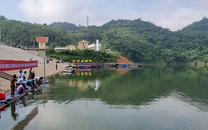 Thả cá xuống hồ thủy lợi Nặm Cắt. 