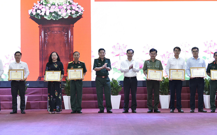 Trung tướng Nguyễn Văn Gấu, lãnh đạo Thành ủy Cần Thơ trao bằng khen cho các tập thể có nhiều đóng góp trong bảo vệ an ninh Tổ quốc.