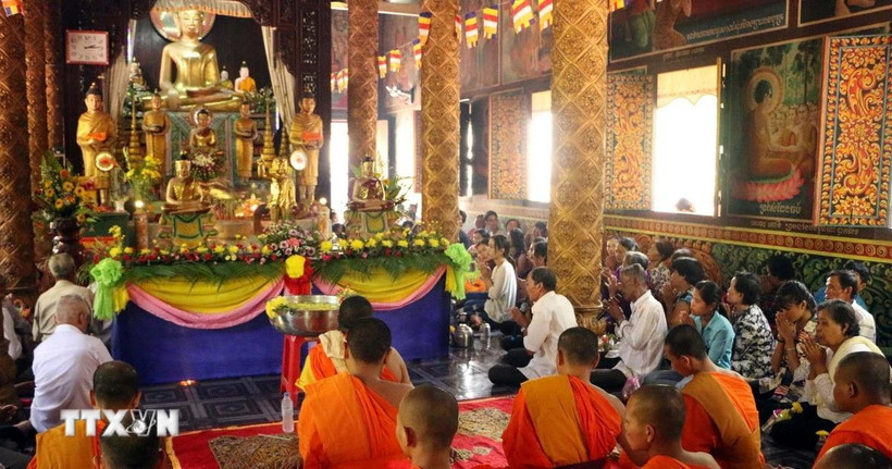 Sư sãi và bà con Phật tử Khmer tụng kinh trước khi làm Nghi lễ tắm Phật trong Tết Chôl Chnăm Thmây của đồng bào Khmer ở Sóc Trăng Sóc Trăng. (Ảnh: TTXVN)