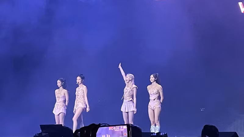 Các cô gái Black Pink trong đêm diễn. (Ảnh: TRUNG HIẾU)