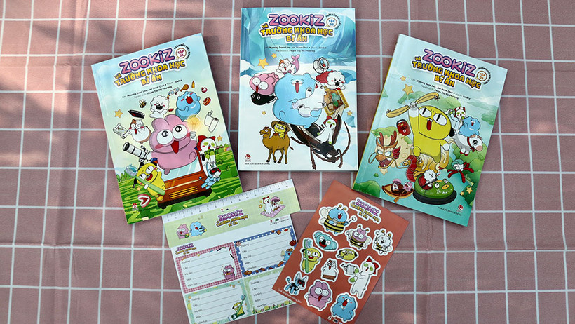 Ba tập đầu tiên của bộ truyện, đi kèm với những quà tặng phù hợp với lứa tuổi học đường. (Ảnh: NXB Kim Đồng)