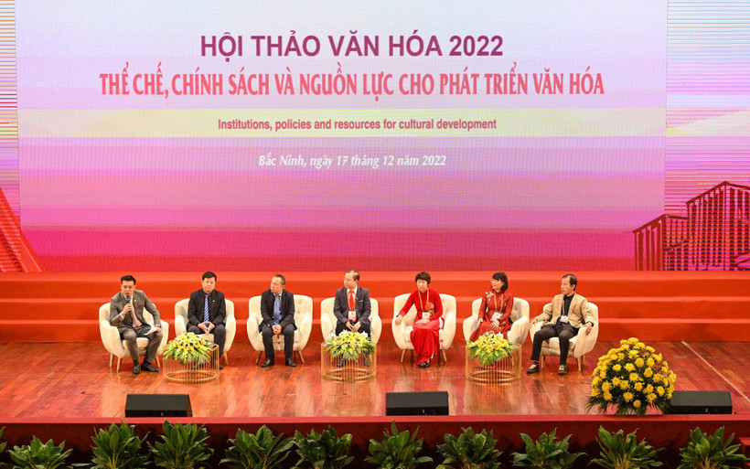 Các diễn giả tham gia phiên thảo luận. (Ảnh: DUY LINH)