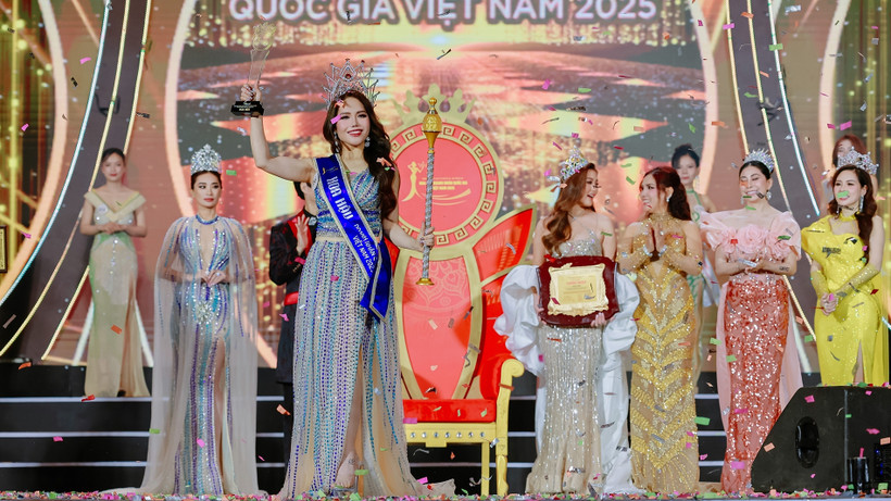 Nguyễn Minh Hồng đăng quang Hoa hậu Doanh nhân quốc gia Việt Nam 2025. (Ảnh: BÌNH NGUYỄN)