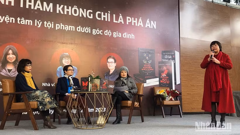 Nhà văn Phong Điệp, dịch giả Hoàng Anh, nhà văn Di Li và Giám đốc, Tổng Biên tập Khúc Thị Hoa Phượng chia sẻ về văn học trinh thám.