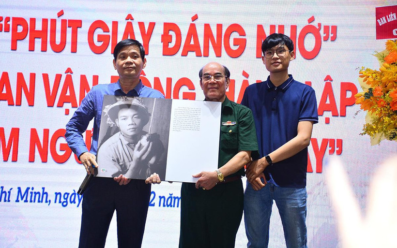Cựu chiến binh Nguyễn Minh Vỹ tặng bức ảnh Liệt sĩ Phạm Văn Cao do ông chụp tại chiến trường Quảng Trị đến thân nhân liệt sĩ.