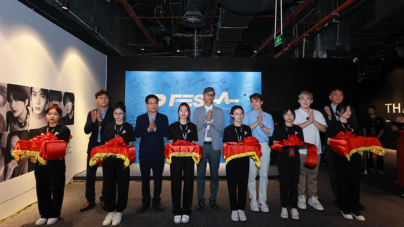 Nghi thức cắt băng khai mạc triển lãm. (Ảnh: Ban tổ chức)