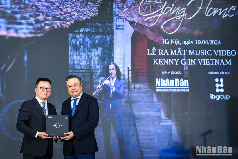 Tổng Biên tập Lê Quốc Minh tặng MV "Going Home" cho Chủ tịch UBND Thành phố Hà Nội Trần Sỹ Thanh. (Ảnh: THÀNH ĐẠT)