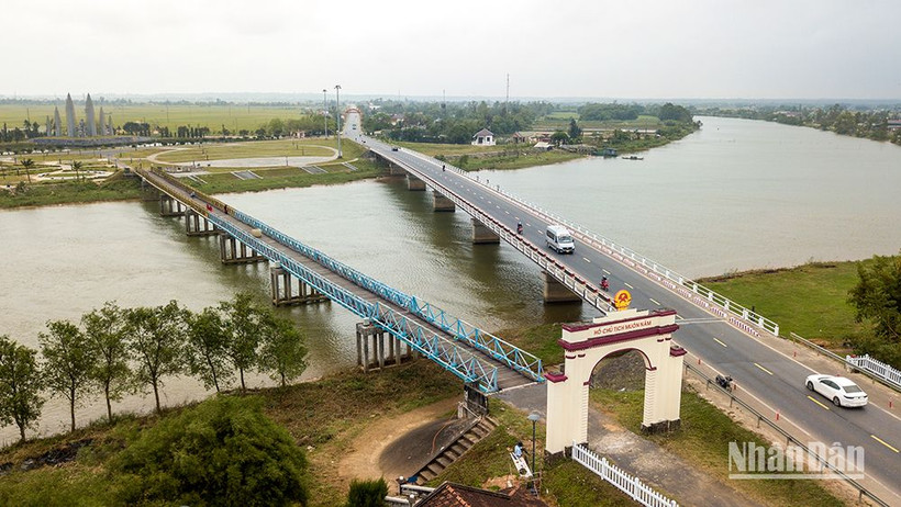 Cầu Hiền Lương ngày nay. (Ảnh: THÀNH ĐẠT)