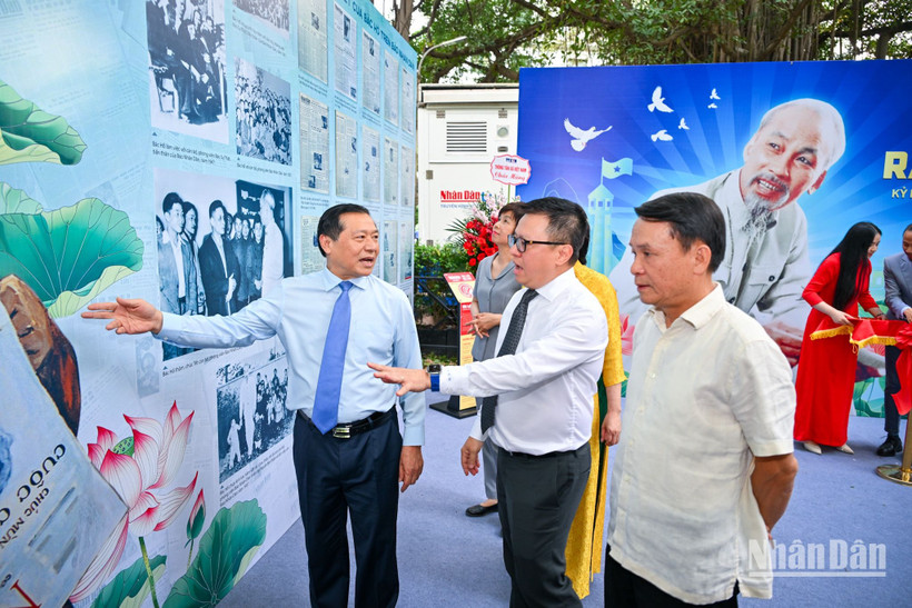 Tổng Biên tập Lê Quốc Minh giới thiệu về triển lãm tới các đại biểu. (Ảnh: THÀNH ĐẠT)