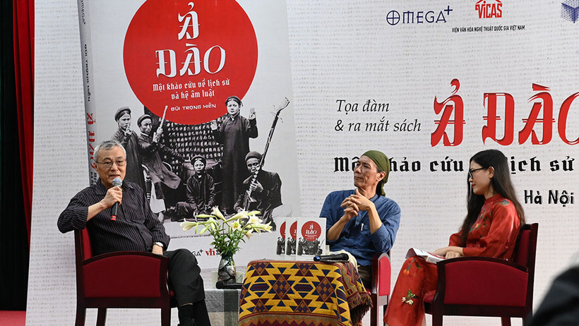 Nhà nghiên cứu Đặng Hoành Loan, nhà nghiên cứu Bùi Trọng Hiền và Giám đốc Omega Books Plus Trần Hoài Phương tại buổi ra mắt sách. (Ảnh: Ban tổ chức cung cấp)