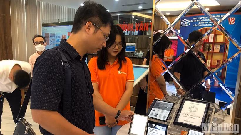 Độc giả tham khảo các thiết bị đọc sách điện tử.