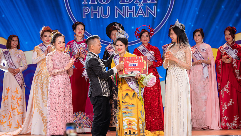 Ban tổ chức trao vương miện cho Hoa hậu Đào Kim Thư. (Ảnh: Ban tổ chức cung cấp)