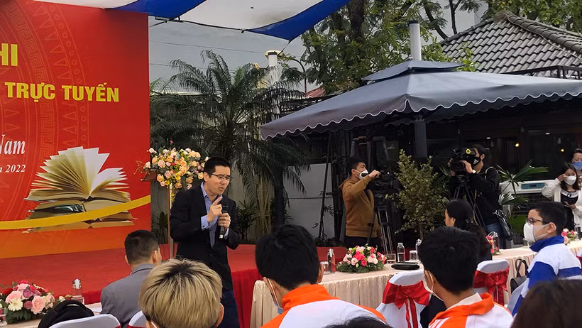 Giao lưu với diễn giả Nguyễn Quốc Vương tại một sự kiện của Ngày Sách và Văn hóa đọc Việt Nam.