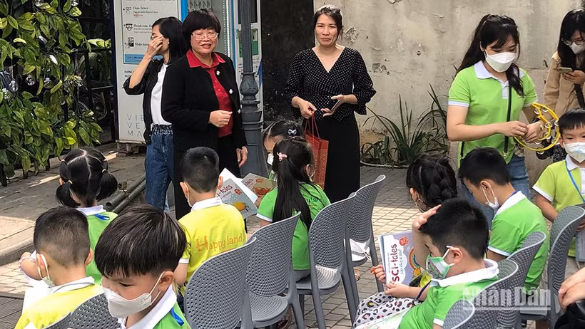 Các em nhỏ hào hứng tham gia hoạt động giới thiệu sách của Nhà xuất bản Phụ nữ Việt Nam trong khuôn khổ Ngày Sách và Văn hóa đọc 2022.