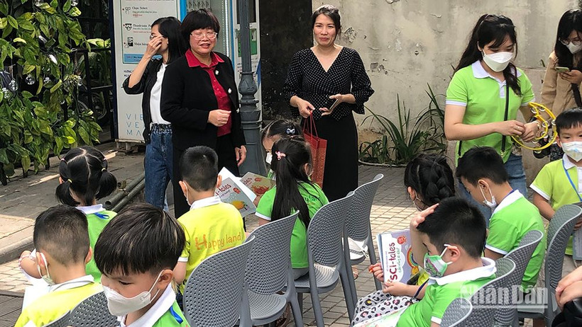 Các em nhỏ tham gia hoạt động giao lưu tác giả, tác phẩm của Nhà xuất bản Phụ nữ Việt Nam.