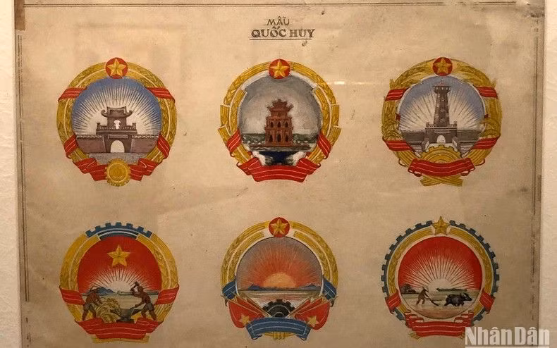 Một số phác thảo mẫu Quốc huy của họa sĩ Bùi Trang Chước, người sẽ được truy tặng Giải thưởng Hồ Chí Minh năm nay.