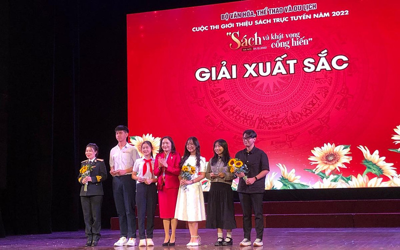 Các tác giả được trao giải Xuất sắc.